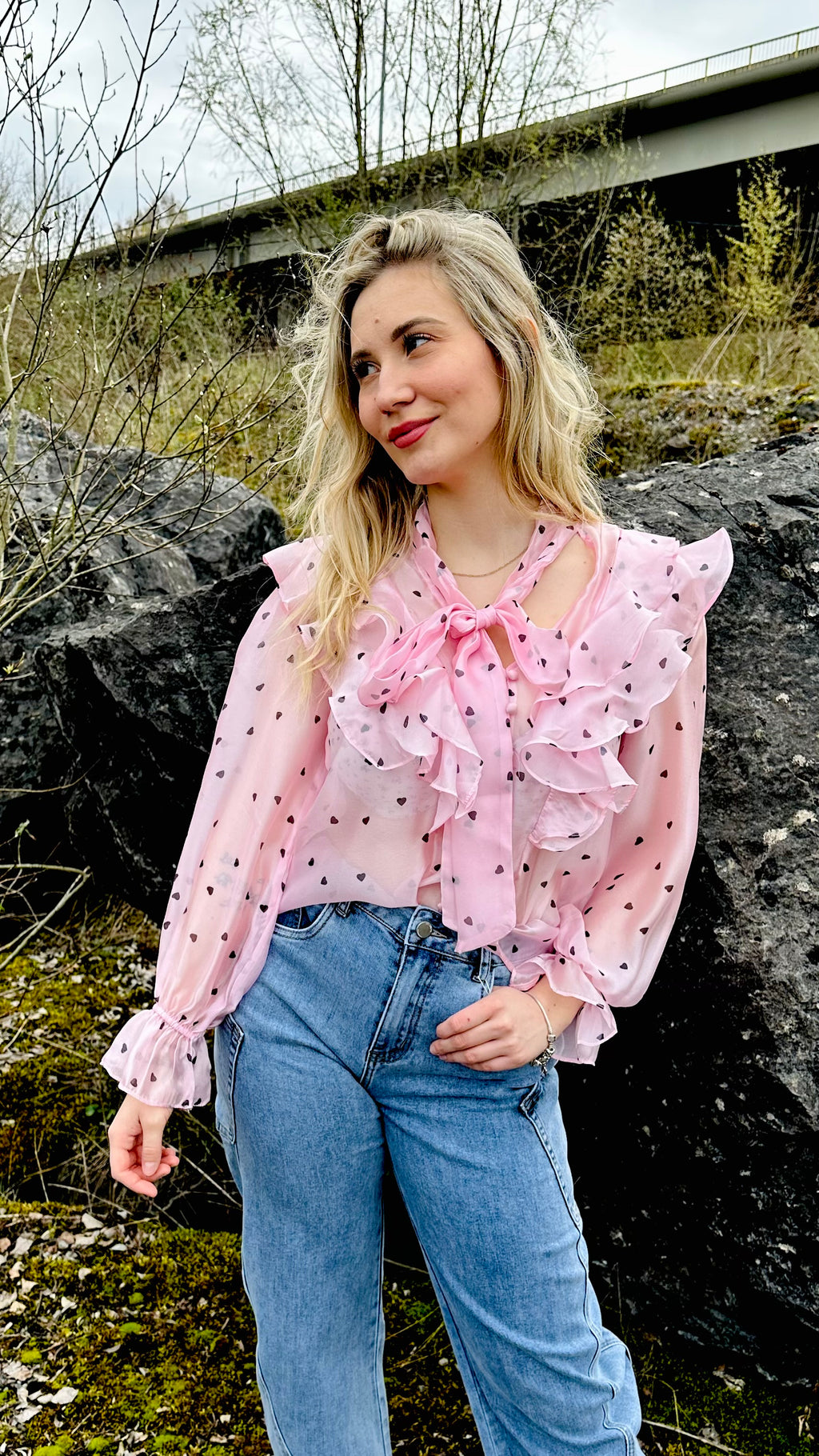 Chemise femme rose à cœurs marron avec volants – Boutique RENA Belgique