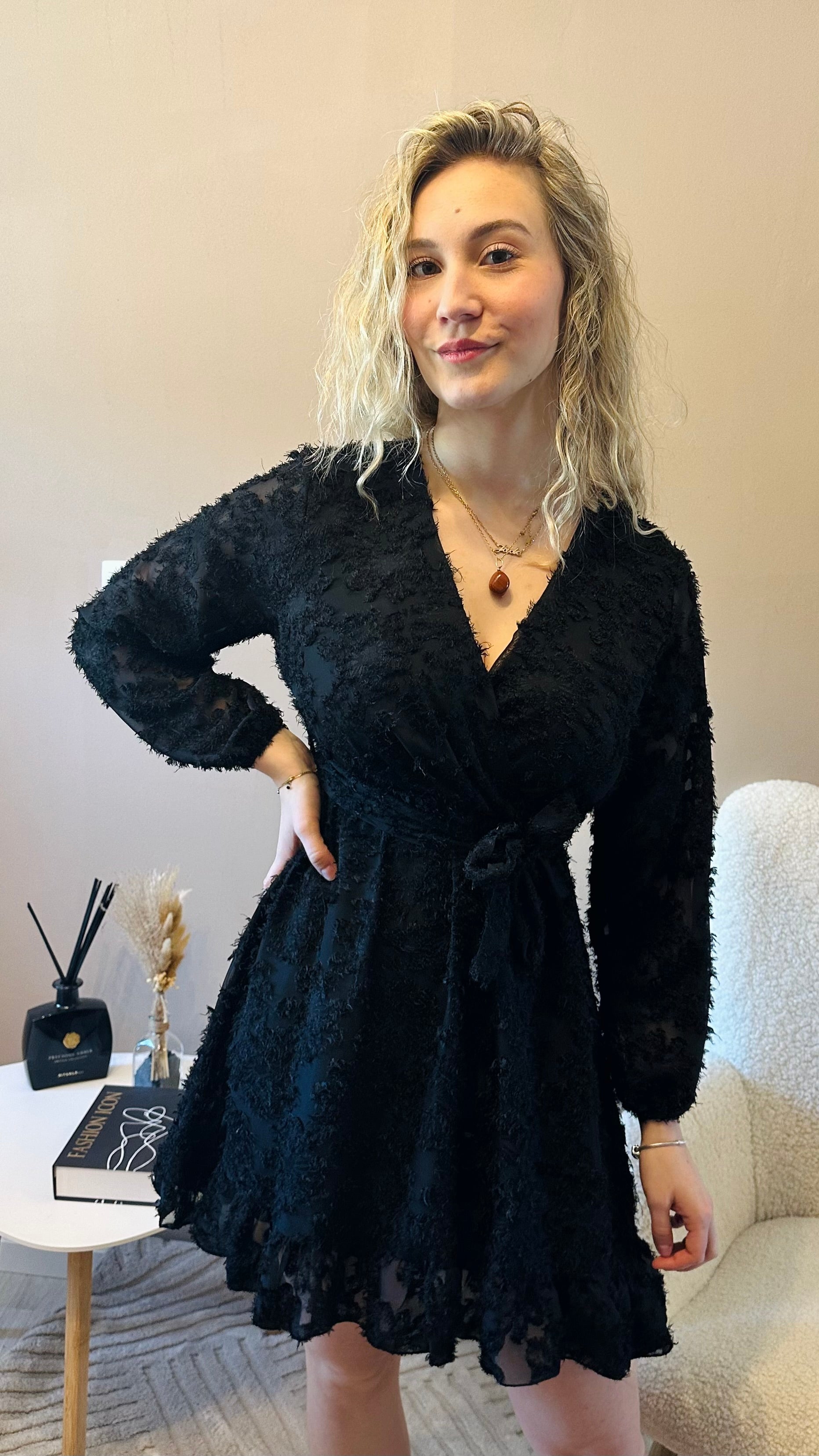 Robe courte fluide texturée avec ceinture – femme