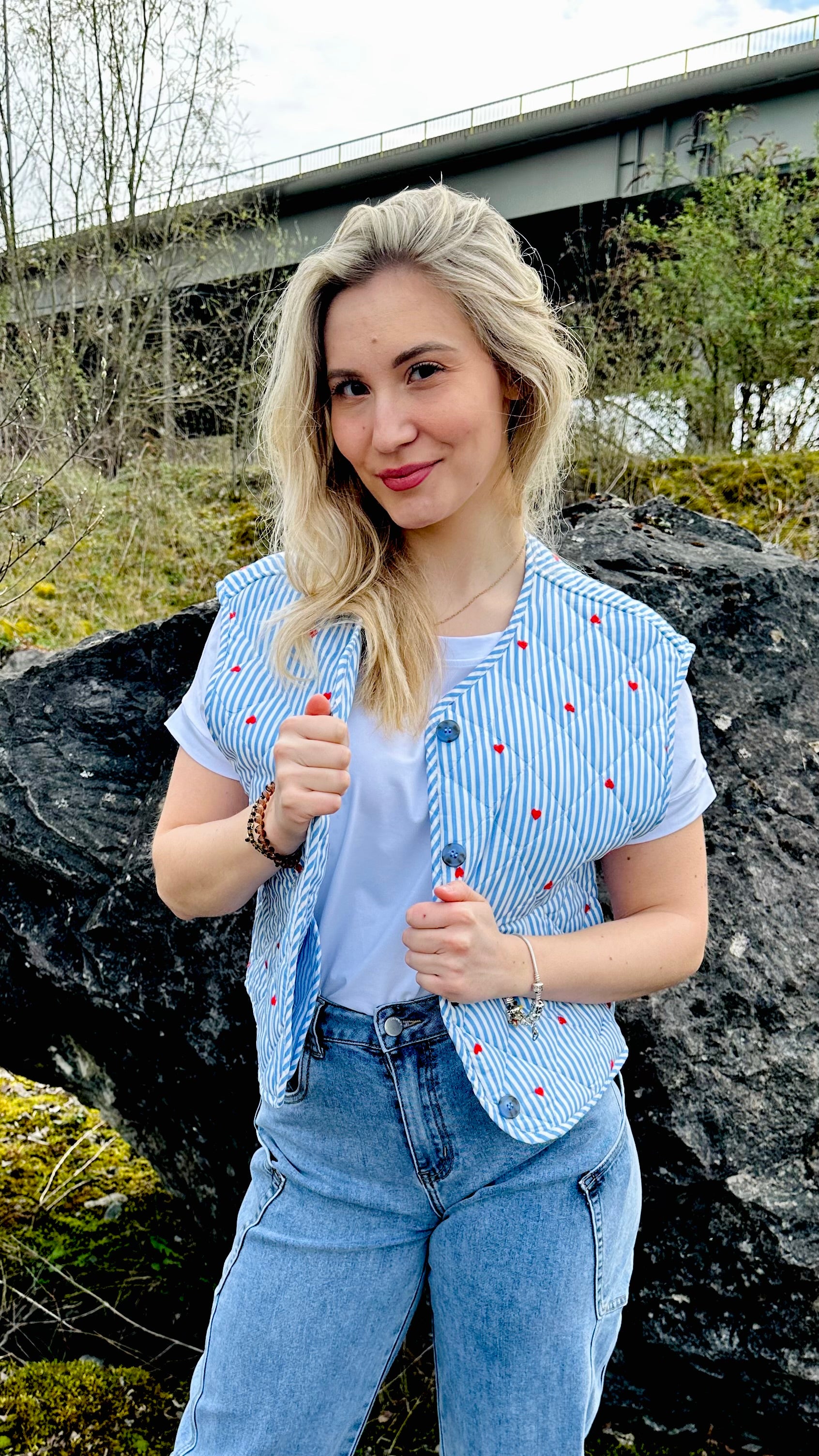 Petite veste sans manches matelassée rayée cœurs – Boutique RENA Belgique