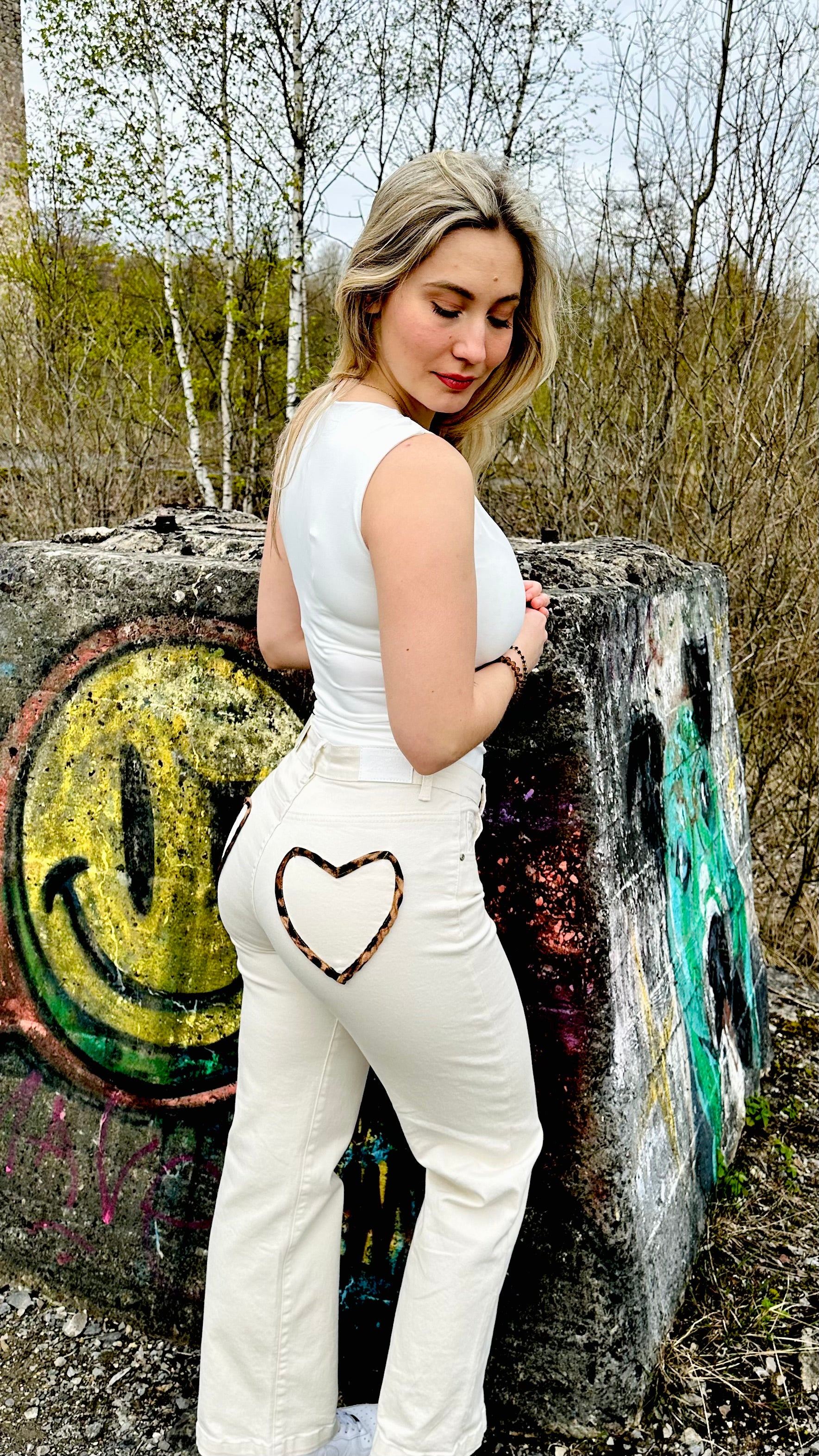 Jeans femme beige coupe droite détail cœur – Boutique RENA Belgique