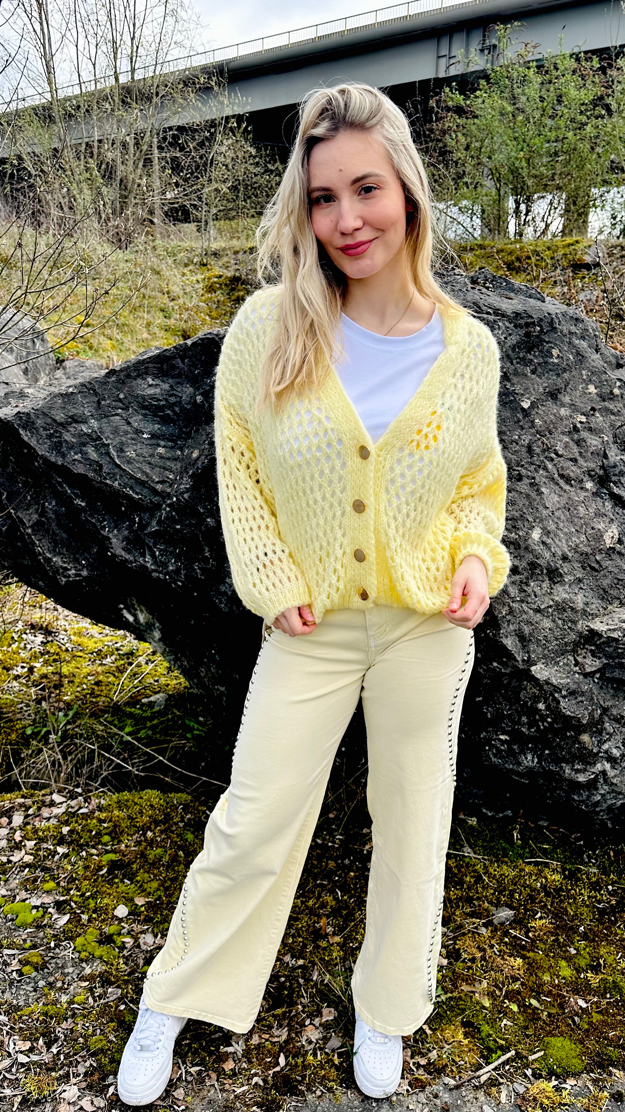 Jeans femme jaune clous côtés – coupe droite – Boutique RENA Belgique