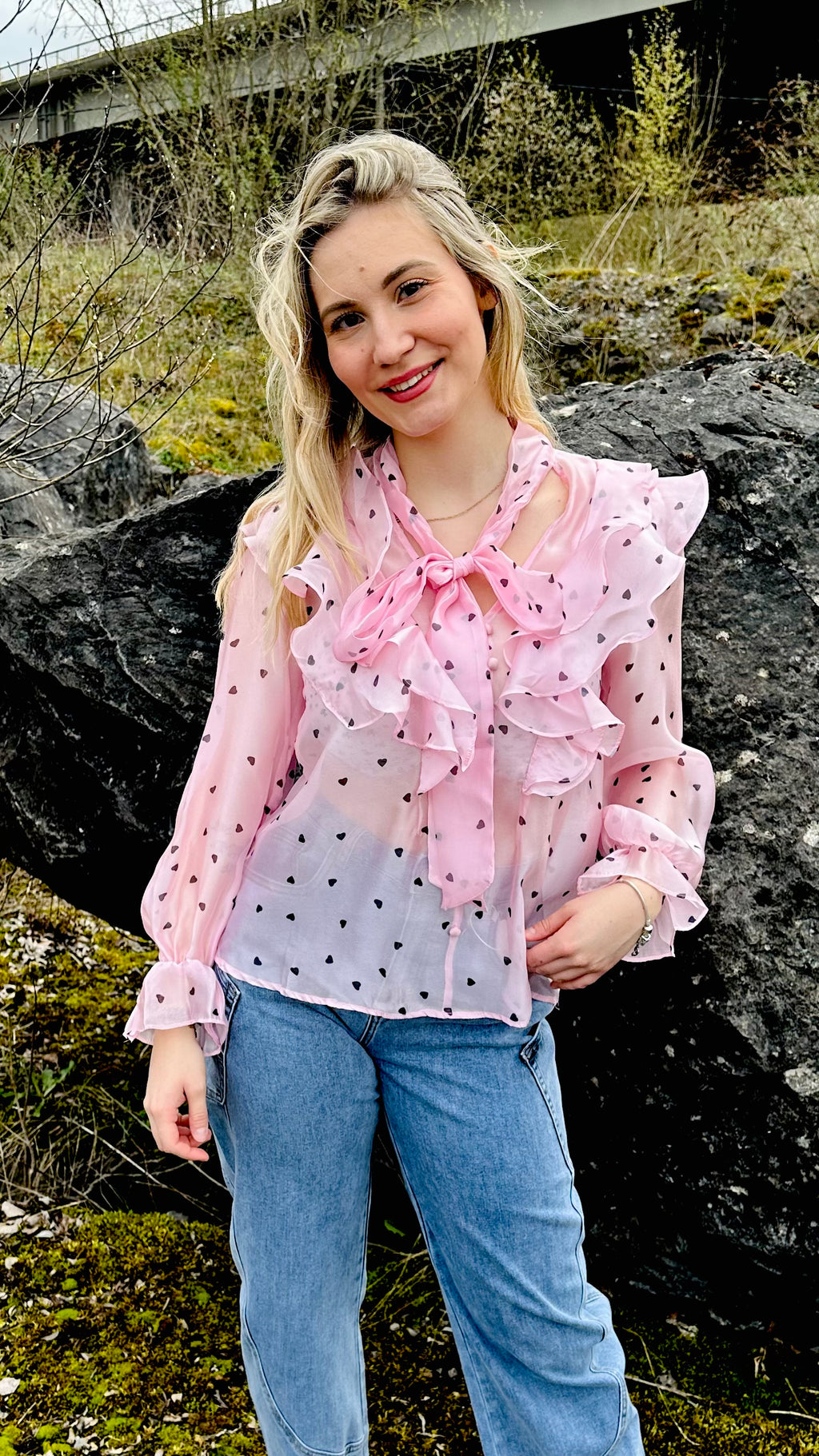 Chemise femme rose à cœurs marron avec volants – Boutique RENA Belgique