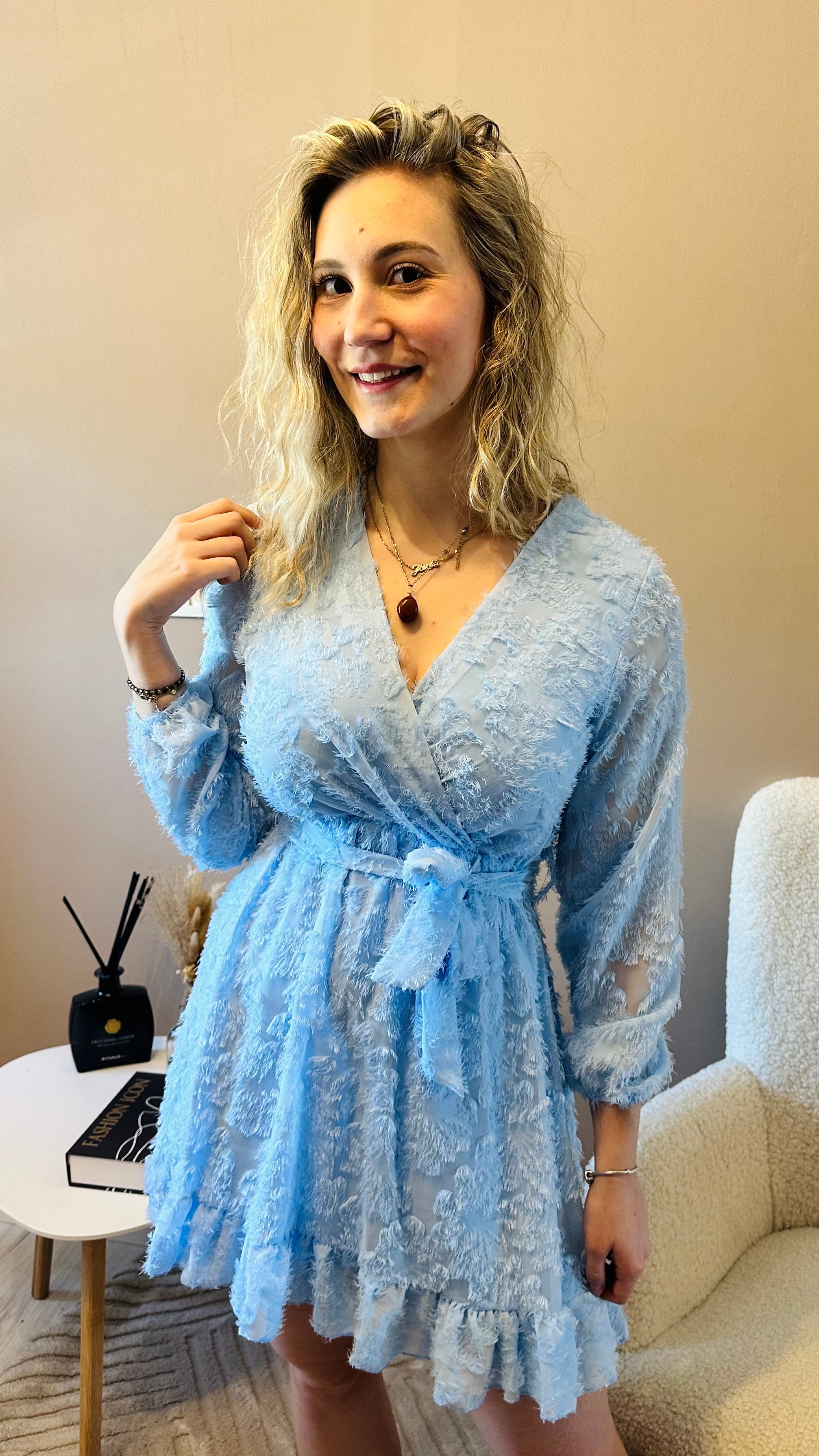 Robe courte fluide texturée avec ceinture – femme