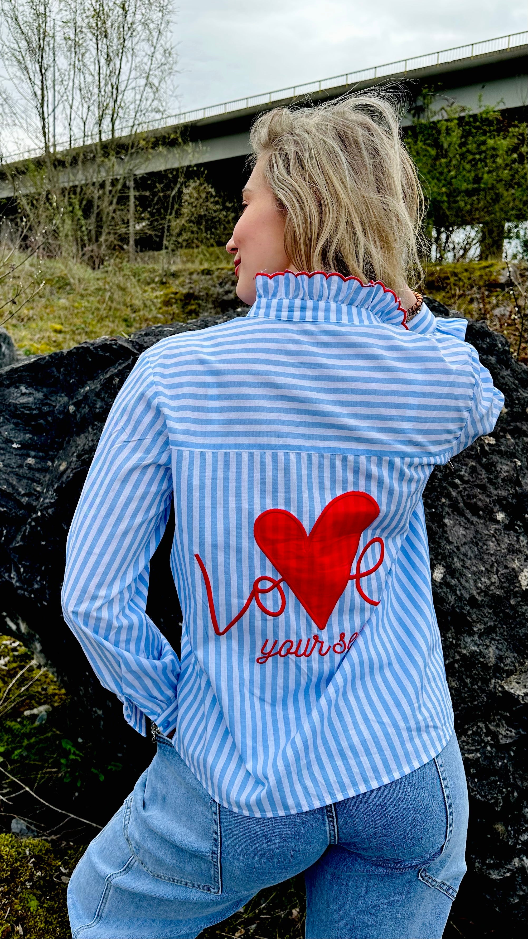 Chemise femme rayée bleue cœur “Love Yourself” col vague – Boutique RENA Belgique