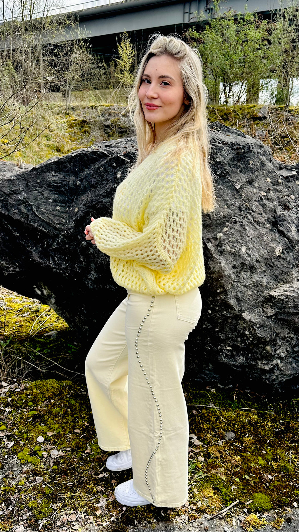 Jeans femme jaune clous côtés – coupe droite – Boutique RENA Belgique