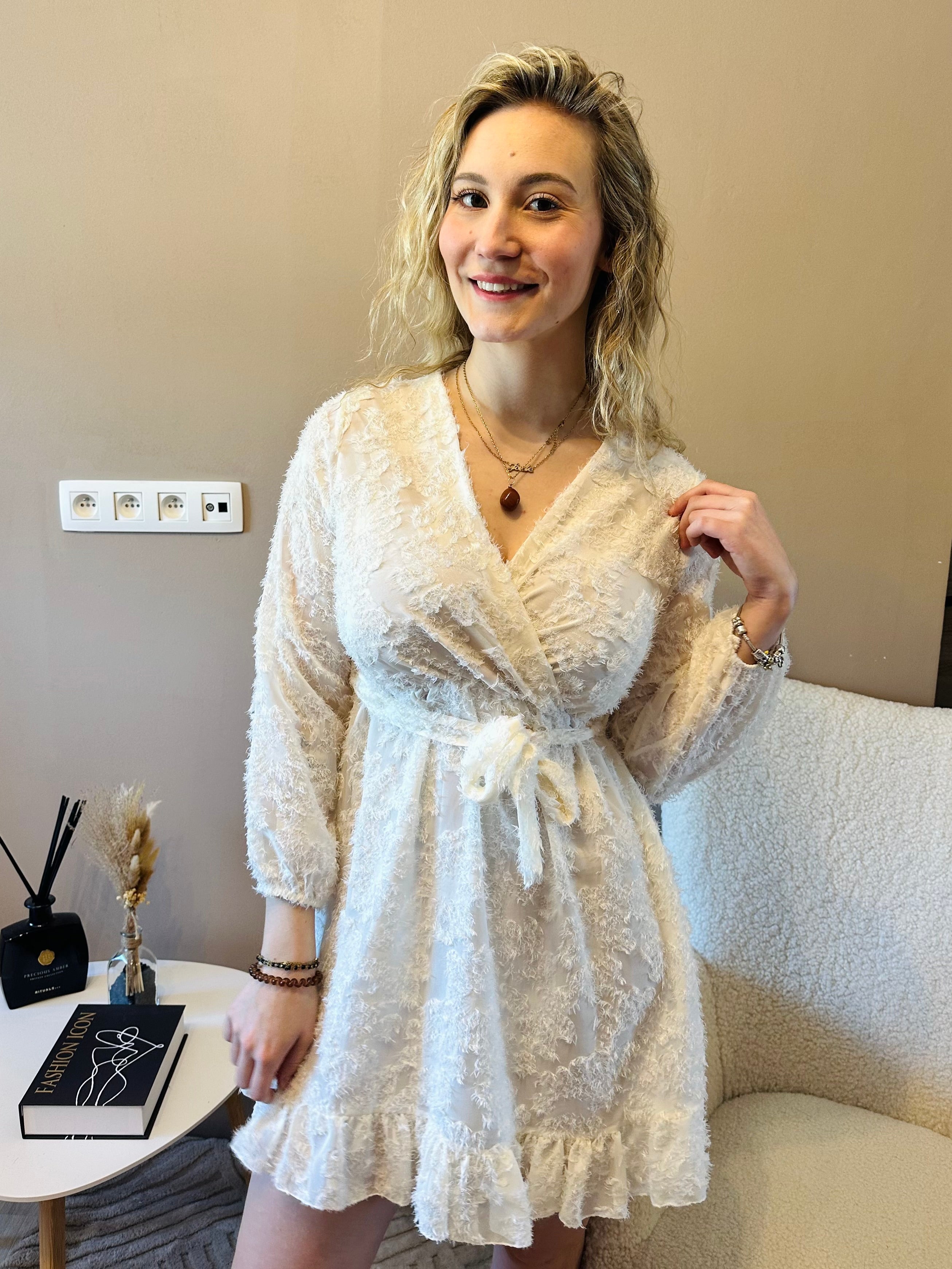 Robe courte fluide texturée avec ceinture – femme