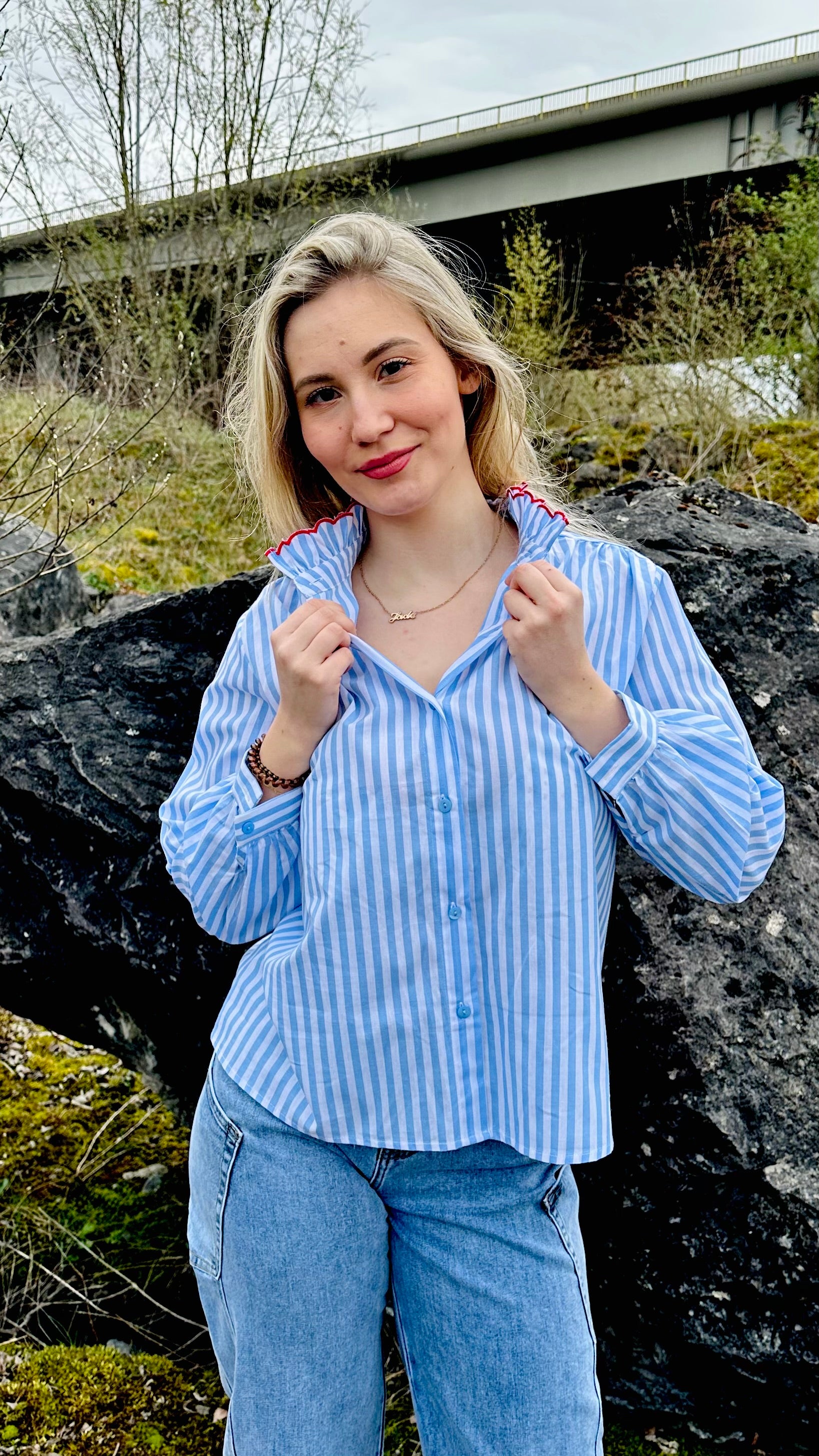 Chemise femme rayée bleue cœur “Love Yourself” col vague – Boutique RENA Belgique