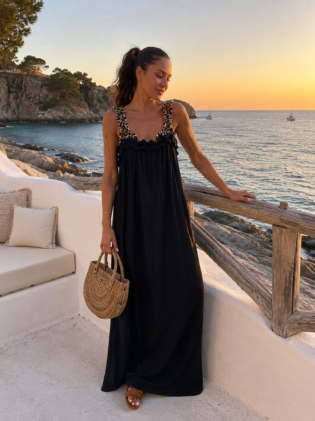 Robe longue noire à bretelles léopard