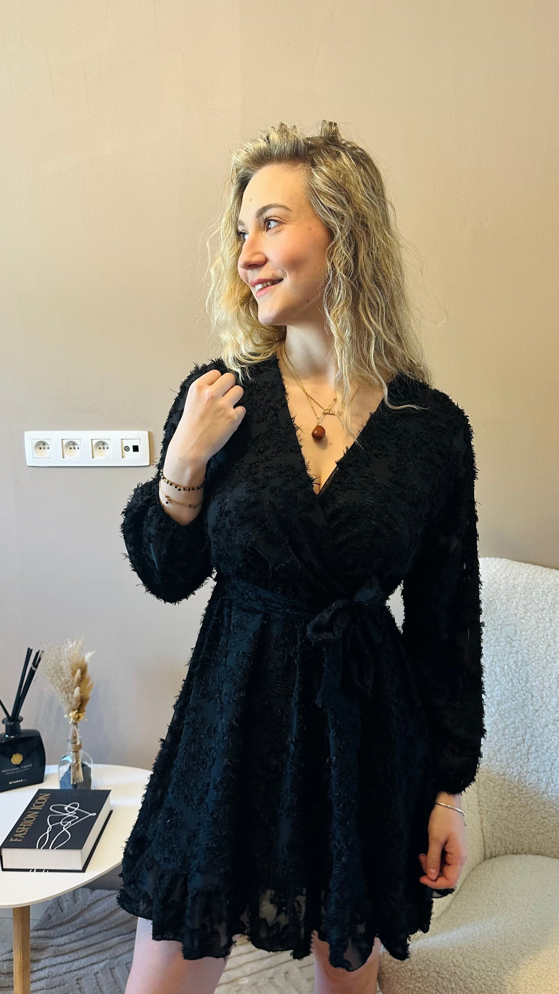 Robe courte fluide texturée avec ceinture – femme