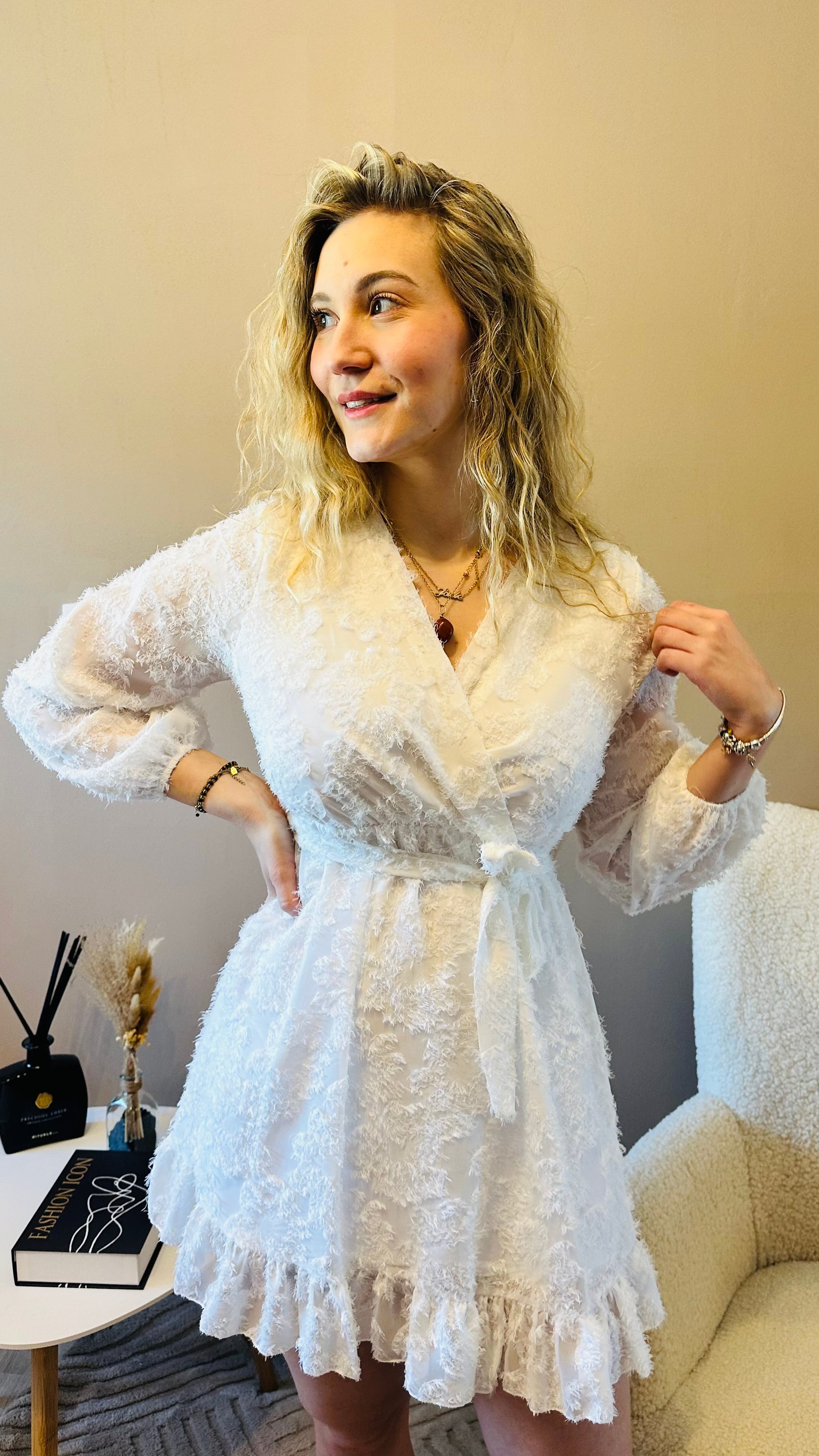 Robe courte fluide texturée avec ceinture – femme