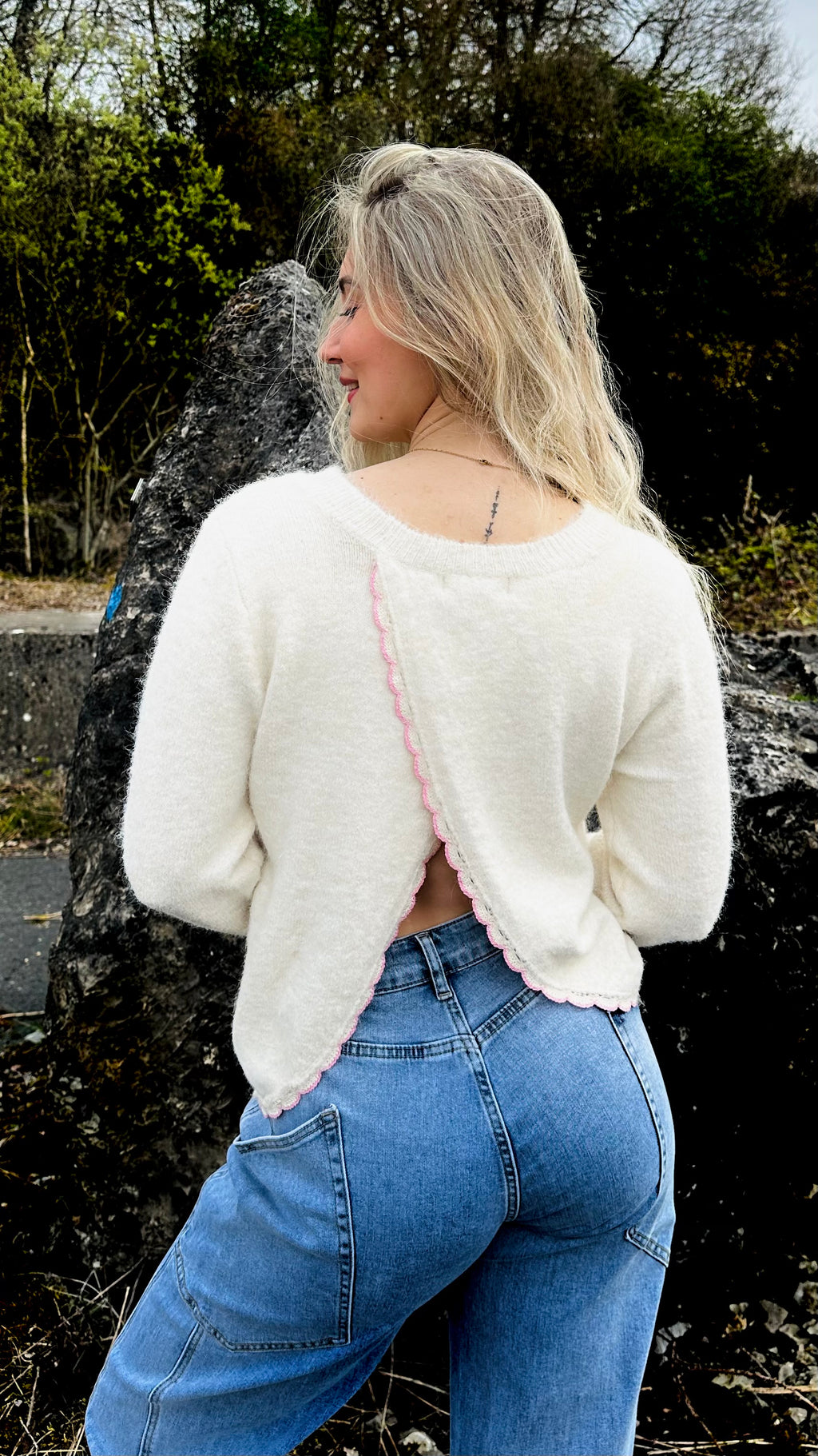 Pull femme dos ouvert détails ondulés rose – Boutique RENA Belgique