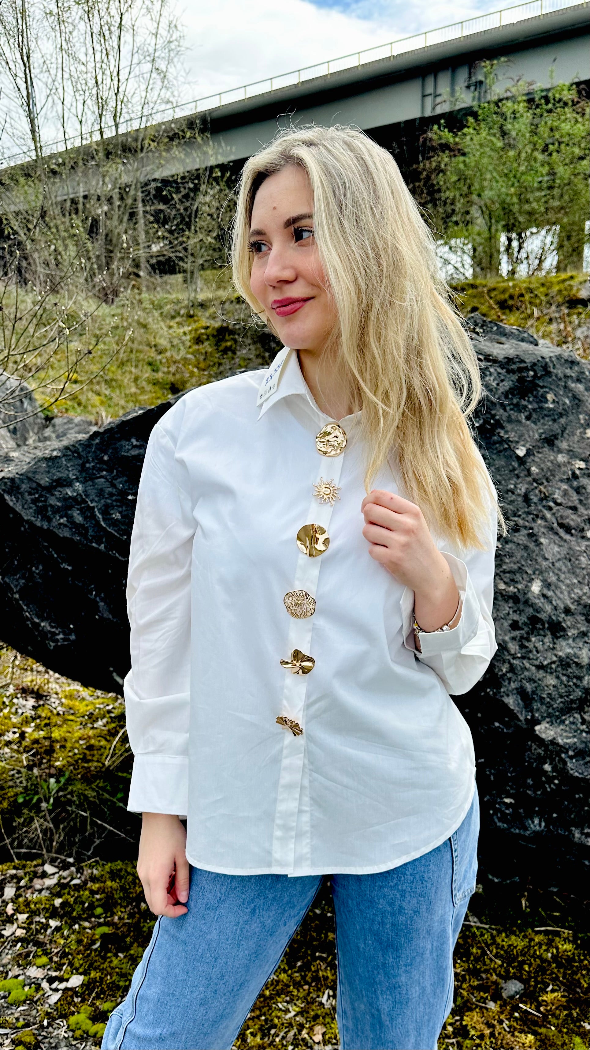 Chemise femme blanche oversize boutons bijoux – Boutique RENA Belgique