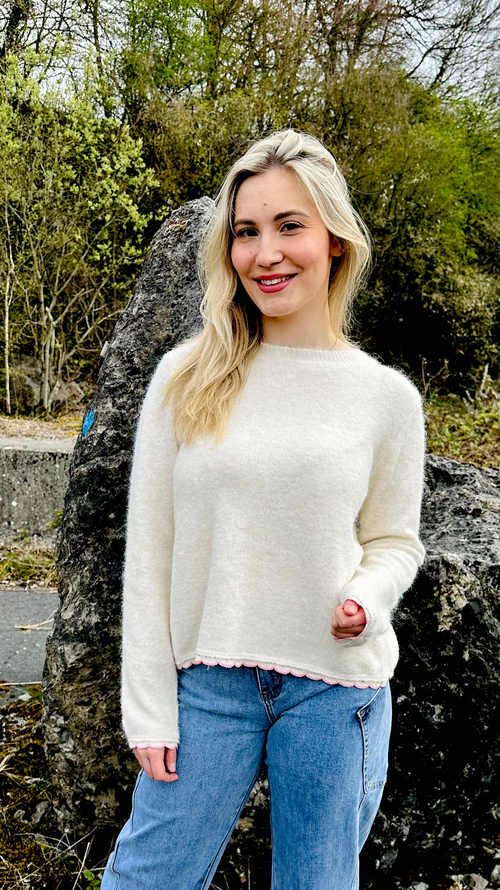 Pull femme dos ouvert détails ondulés rose – Boutique RENA Belgique