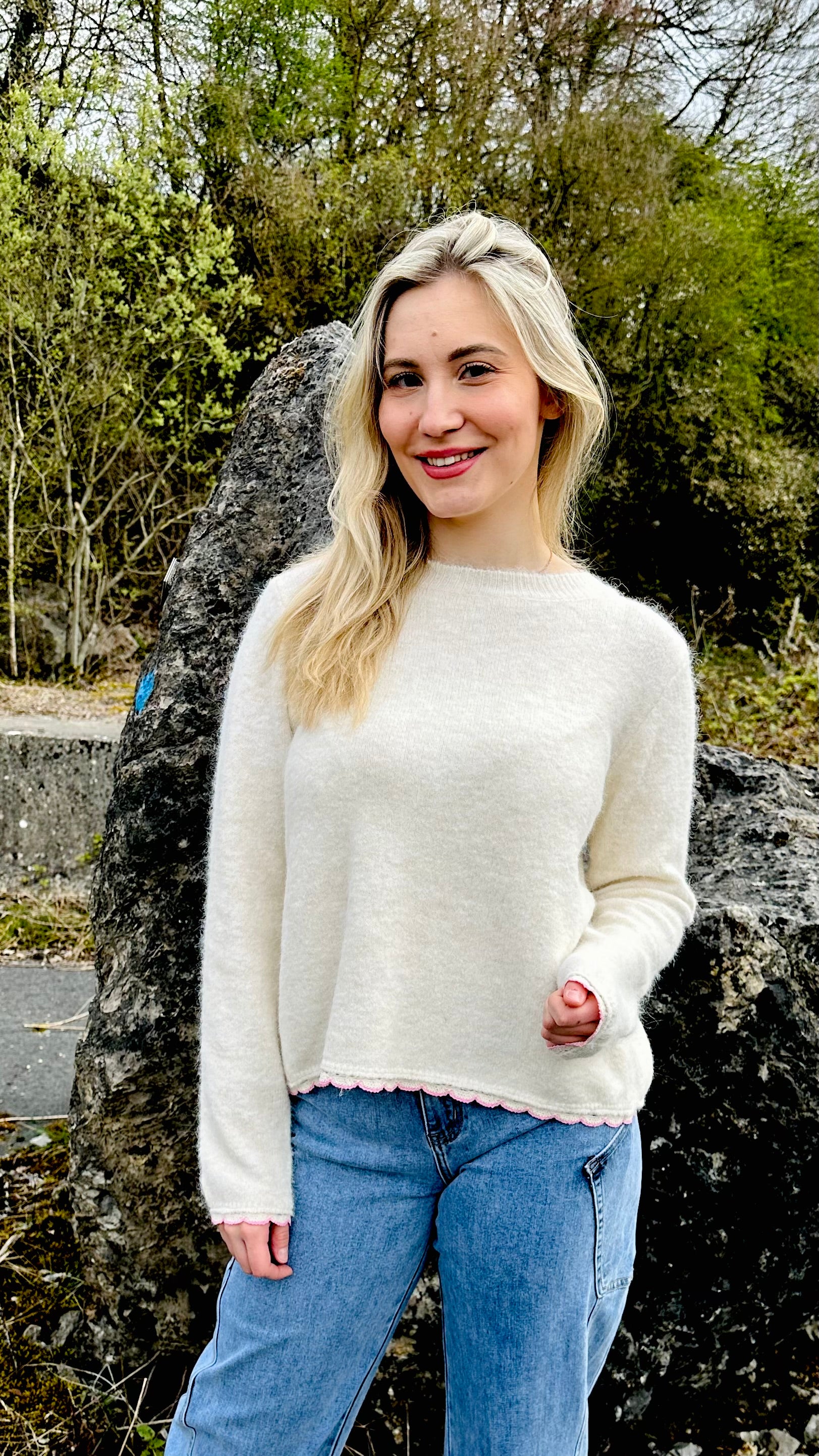 Pull femme dos ouvert détails ondulés rose – Boutique RENA Belgique