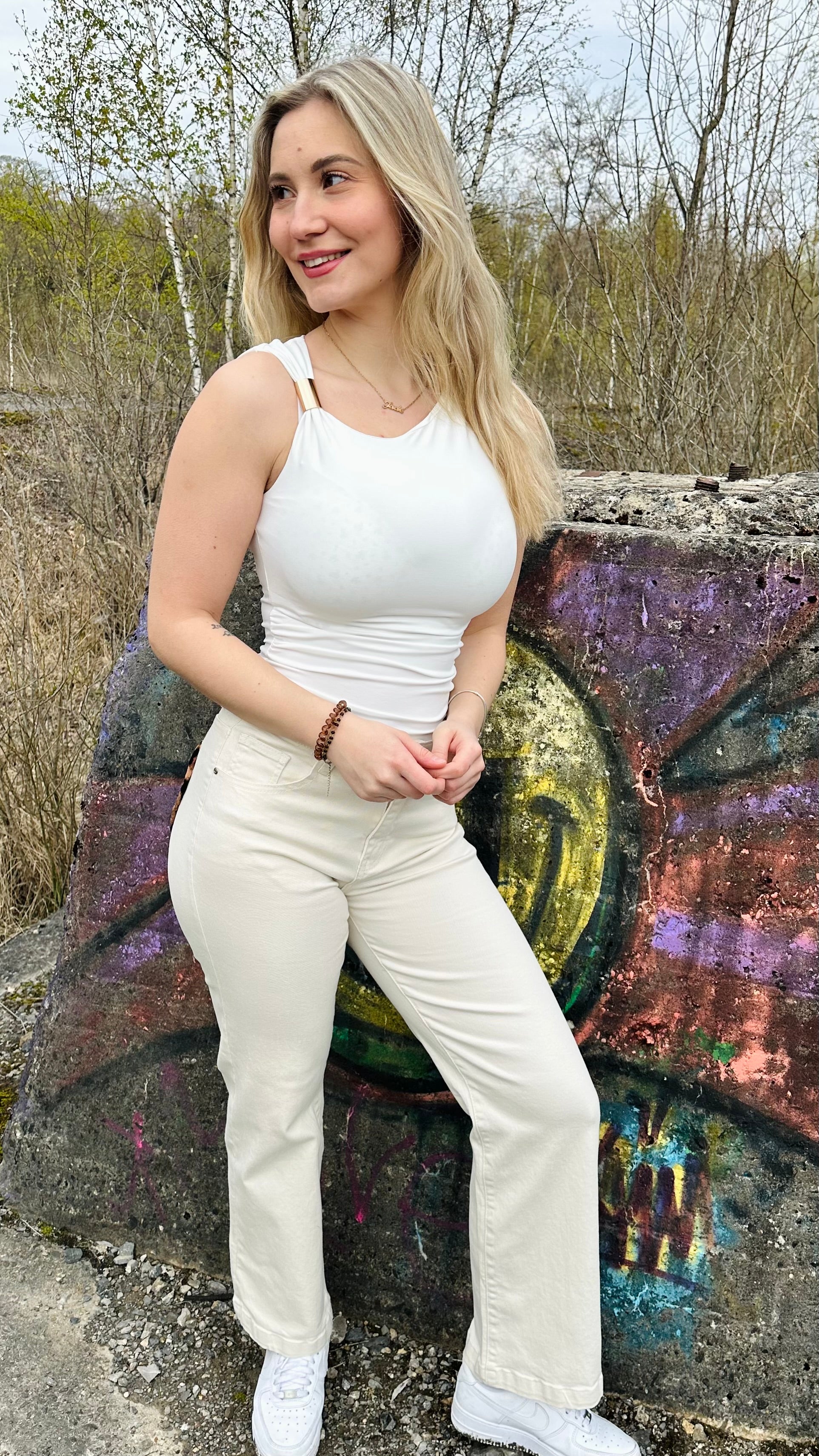 Jeans femme beige coupe droite détail cœur – Boutique RENA Belgique