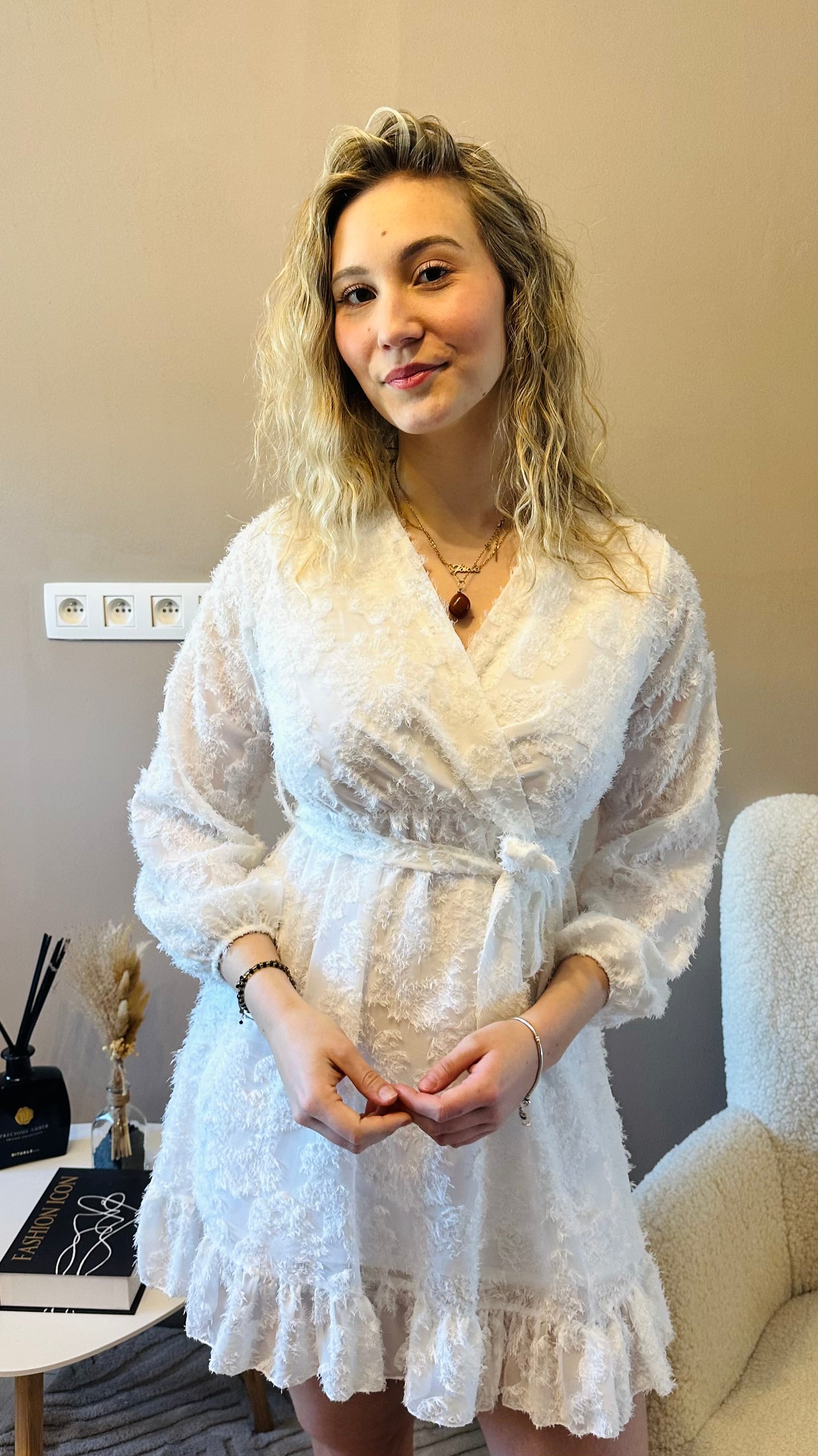 Robe courte fluide texturée avec ceinture – femme