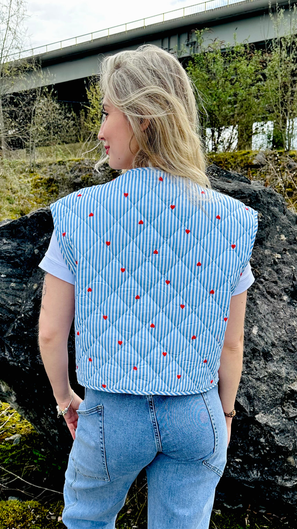 Petite veste sans manches matelassée rayée cœurs – Boutique RENA Belgique